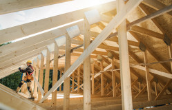 Création d'une toiture sur une maison en construction  